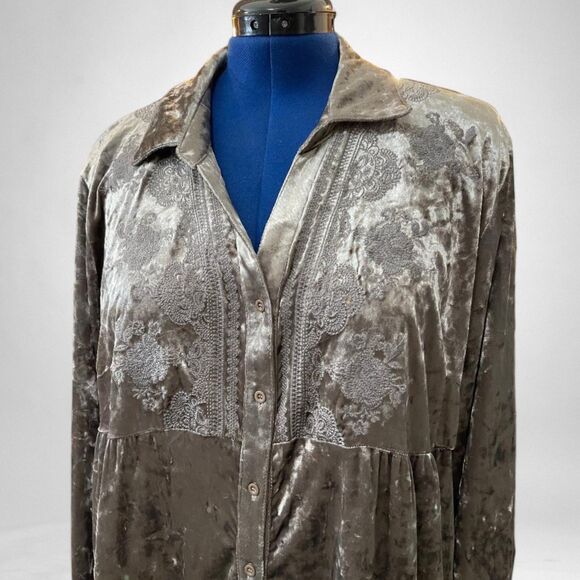 ANDREE By Unit Crushed Velvet Button Front Embroidery Top, 1X - Picture 3 of 7